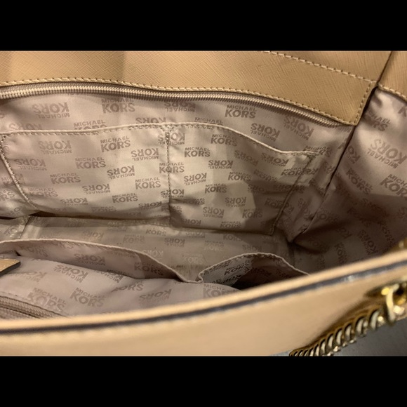 Michael Kors Jet Set Shoulder Tote - Picture 8 of 10